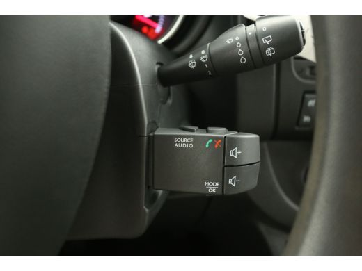 Renault Trafic 2.0 dCi L2H1 Airco Cruise Navigatie PDC 3 Persoons LED Elektrpakket Trekhaak ActivLease financial lease