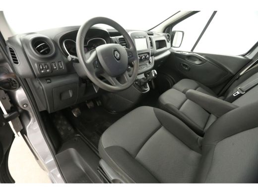 Renault Trafic 2.0 dCi L2H1 Airco Cruise Navigatie PDC 3 Persoons LED Elektrpakket Trekhaak ActivLease financial lease