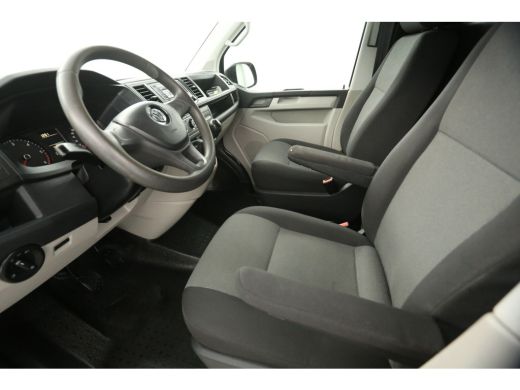 Volkswagen Transporter 2.0 TDI L2H1 140PK Airco Trekhaak Imperiaal Bluetooth Elektrpakket ActivLease financial lease