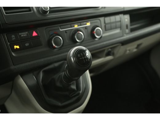 Volkswagen Transporter 2.0 TDI L2H1 204PK Airco Carplay Cruise Trekhaak Navigatie Parkeersensoren ActivLease financial lease