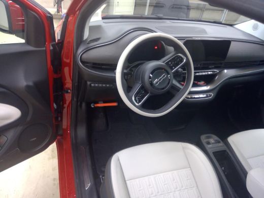 Fiat 500 3+1 La Prima 42 kWh 3-Fase | Vol-Leder | Navigatie | Achteruitrijcamera | Stoelverwarming | Adapt... ActivLease financial lease