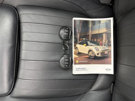 Mini Mini Electric Yours 33 kWh [ 3-Fase ] (INCL-BTW) *PANO | LUXURY-LEATHER | HARMAN/KARDON-AUDIO | FULL-LED | KEYL... ActivLease financial lease