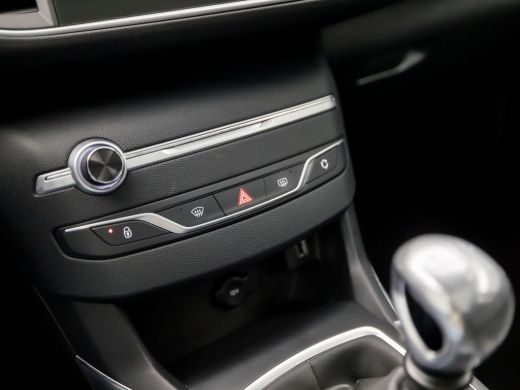 Peugeot 308 1.2 PureTech Sport (PANORAMADAK, APPLE CARPLAY, GROOT NAVI, LEDEREN SPORTSTOELEN, STOELVERWARMING... ActivLease financial lease