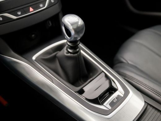 Peugeot 308 1.2 PureTech Sport (PANORAMADAK, APPLE CARPLAY, GROOT NAVI, LEDEREN SPORTSTOELEN, STOELVERWARMING... ActivLease financial lease