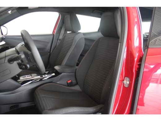 Peugeot e-2008 EV Active Pack 50 kWh | NAVIGATIE | PDC | CARPLAY | LED | LMV | CLIMATE | DAB | ActivLease financial lease
