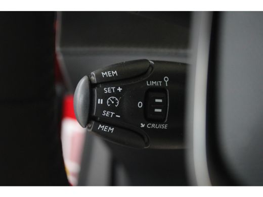 Peugeot e-2008 EV Active Pack 50 kWh | NAVIGATIE | PDC | CARPLAY | LED | LMV | CLIMATE | DAB | ActivLease financial lease