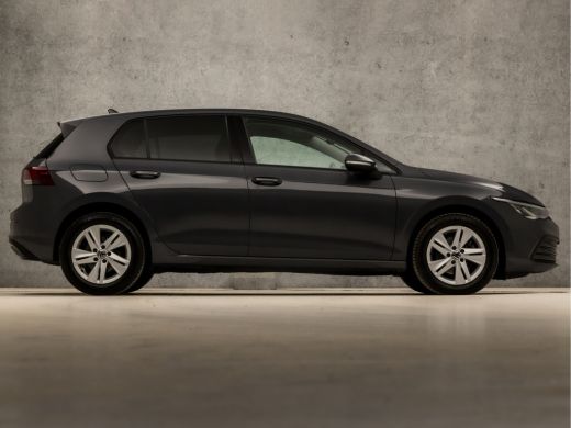 Volkswagen Golf 1.0 eTSI Sport Automaat (APPLE CARPLAY, GROOT NAVI, STUUR/STOELVERWARMING, SFEERVERLICHTING, PARK... ActivLease financial lease