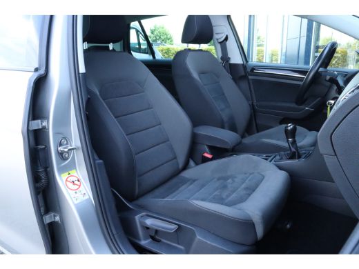 Volkswagen Golf 1.0 TSI Highline | ACC | Pano | Dynaudio | Massage | Carplay | Camera | Virtualcockpit | LED | ActivLease financial lease