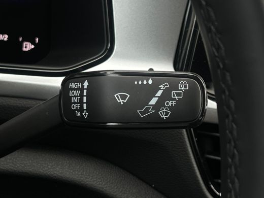 Volkswagen T-Roc Life Edition Inclusief €2000,- inruilvoordeel | 'App-Connect' draadloze smartphone integratie | '... ActivLease financial lease