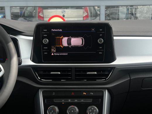 Volkswagen T-Roc Life Edition Inclusief €2000,- inruilvoordeel | 'App-Connect' draadloze smartphone integratie | '... ActivLease financial lease