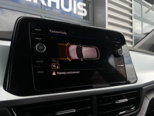 Volkswagen T-Roc Life Edition Inclusief €2000,- inruilvoordeel | 'App-Connect' draadloze smartphone integratie | '... ActivLease financial lease