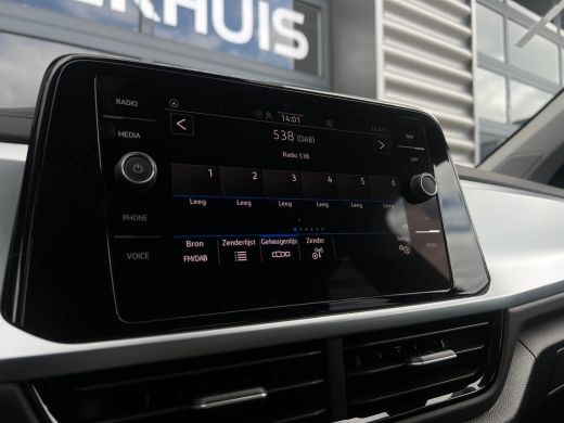 Volkswagen T-Roc Life Edition Inclusief €2000,- inruilvoordeel | 'App-Connect' draadloze smartphone integratie | '... ActivLease financial lease