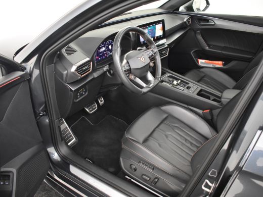 CUPRA Leon Sportstourer 1.4 e-Hybrid VZ Copper Edition Panoramadak | Leder bekleding | Keyless | Dodehoekdetectie | Park ... ActivLease financial lease