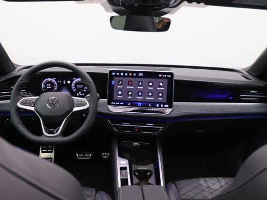 Volkswagen Passat Variant 1.5 eHybrid R-Line Edition 272PK DSG Matrix led, trekhaak, adaptive cruise, side assist, ... ActivLease financial lease