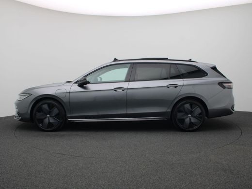 Volkswagen Passat Variant 1.5 eHybrid R-Line Edition 272PK DSG Matrix led, trekhaak, adaptive cruise, side assist, ... ActivLease financial lease