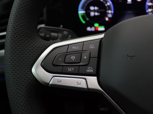 Volkswagen Passat Variant 1.5 eHybrid R-Line Edition 272PK DSG Matrix led, trekhaak, adaptive cruise, side assist, ... ActivLease financial lease
