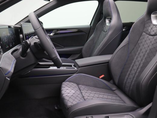 Volkswagen Passat Variant 1.5 eHybrid R-Line Edition 272PK DSG Matrix led, trekhaak, adaptive cruise, side assist, ... ActivLease financial lease