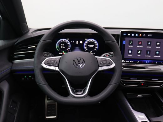 Volkswagen Passat Variant 1.5 eHybrid R-Line Edition 272PK DSG Matrix led, trekhaak, adaptive cruise, side assist, ... ActivLease financial lease