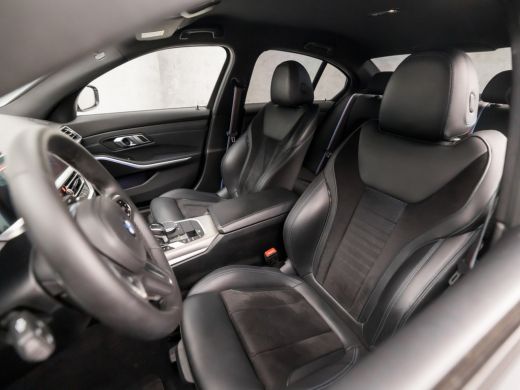 BMW 3 Serie 320i M Sport 184Pk Automaat (APPLE CARPLAY, M PAKKET, GROOT NAVI, SFEERVERLICHTING, LEDER/ACANTAR... ActivLease financial lease