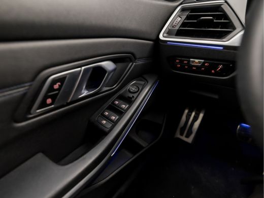 BMW 3 Serie 320i M Sport 184Pk Automaat (APPLE CARPLAY, M PAKKET, GROOT NAVI, SFEERVERLICHTING, LEDER/ACANTAR... ActivLease financial lease