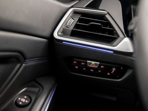 BMW 3 Serie 320i M Sport 184Pk Automaat (APPLE CARPLAY, M PAKKET, GROOT NAVI, SFEERVERLICHTING, LEDER/ACANTAR... ActivLease financial lease