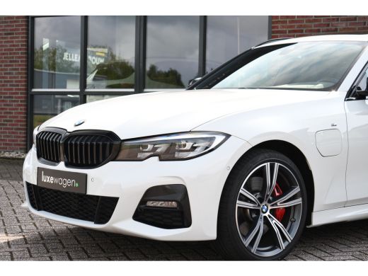 BMW 3 Serie Touring 330e M-Sport Pano Trekhaak Harman/K 19inch Camera ActivLease financial lease