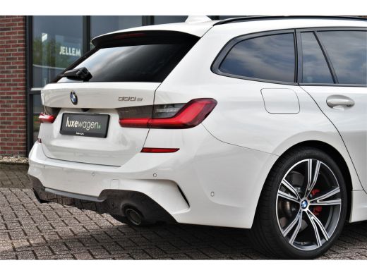 BMW 3 Serie Touring 330e M-Sport Pano Trekhaak Harman/K 19inch Camera ActivLease financial lease