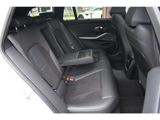 BMW 3 Serie Touring 330e M-Sport Pano Trekhaak Harman/K 19inch Camera ActivLease financial lease