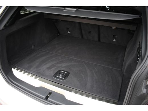 BMW 3 Serie Touring 330e M-Sport Pano Trekhaak Harman/K 19inch Camera ActivLease financial lease