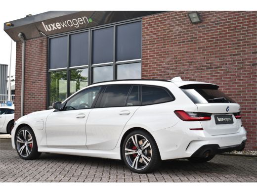 BMW 3 Serie Touring 330e M-Sport Pano Trekhaak Harman/K 19inch Camera ActivLease financial lease