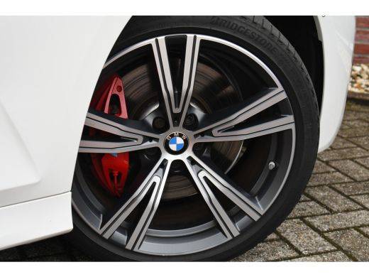 BMW 3 Serie Touring 330e M-Sport Pano Trekhaak Harman/K 19inch Camera ActivLease financial lease