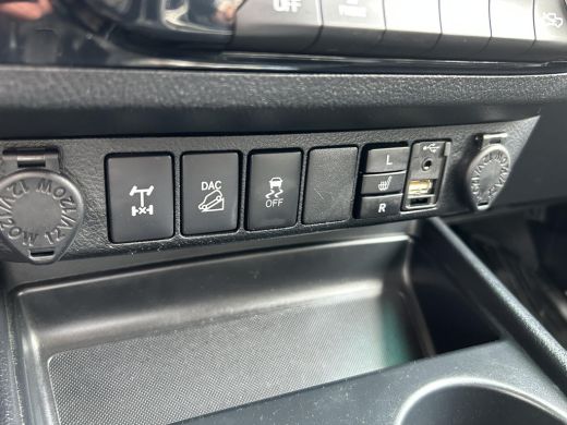 Toyota Hilux 2.4 D-4D Double Cab Professional Automaat Toyota HiLux 2.4 D-4D Double Cab Invincible Automaat ActivLease financial lease