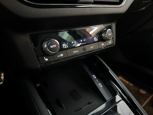 Skoda Kamiq 1.0 TSI 110pk DSG Sport Business / Navigatie / Verwarmbare voorstoelen / 17 inch Braga / ActivLease financial lease