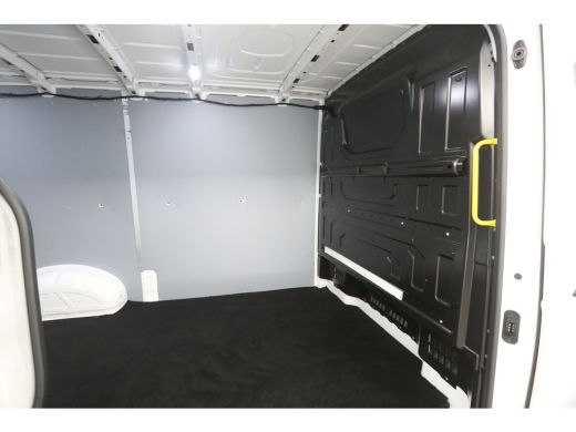 Volkswagen Crafter 30 2.0 TDI L3H2 140PK DSG Automaat 3000KG Trekgew. Airco Cruise Carplay 3 Persoons Elektrpakket S... ActivLease financial lease