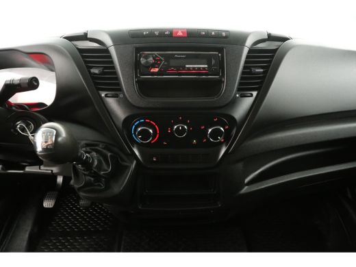 Iveco Daily 2.3 300 L1H1 3500KG Trekgew. Trekhaak Airco 3 Persoons Elektrpakket Schuifdeur ActivLease financial lease