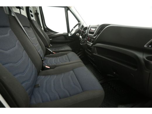 Iveco Daily 2.3 300 L1H1 3500KG Trekgew. Trekhaak Airco 3 Persoons Elektrpakket Schuifdeur ActivLease financial lease