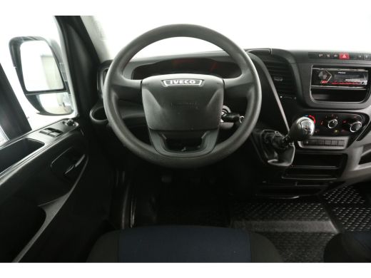 Iveco Daily 2.3 300 L1H1 3500KG Trekgew. Trekhaak Airco 3 Persoons Elektrpakket Schuifdeur ActivLease financial lease