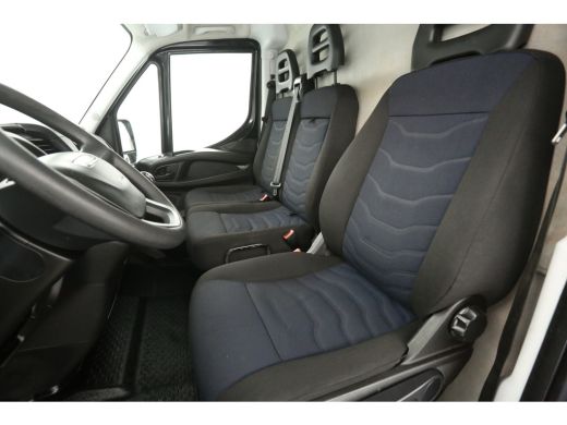 Iveco Daily 2.3 300 L1H1 3500KG Trekgew. Trekhaak Airco 3 Persoons Elektrpakket Schuifdeur ActivLease financial lease