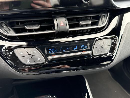 Toyota C-HR 1.8 Hybrid First Edition **NAVIGATIE/ DODEHOEK DETECTIE/ STOELVERWARMING/ GARANTIE** ActivLease financial lease