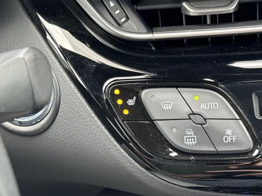 Toyota C-HR 1.8 Hybrid First Edition **NAVIGATIE/ DODEHOEK DETECTIE/ STOELVERWARMING/ GARANTIE** ActivLease financial lease