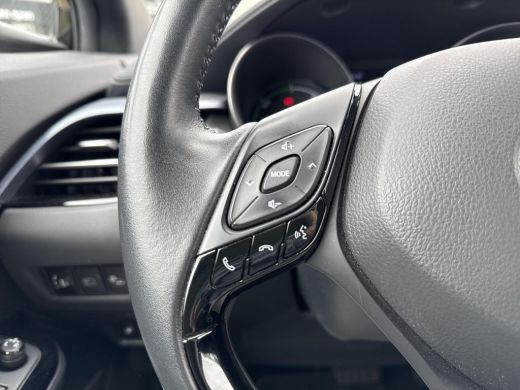 Toyota C-HR 1.8 Hybrid First Edition **NAVIGATIE/ DODEHOEK DETECTIE/ STOELVERWARMING/ GARANTIE** ActivLease financial lease