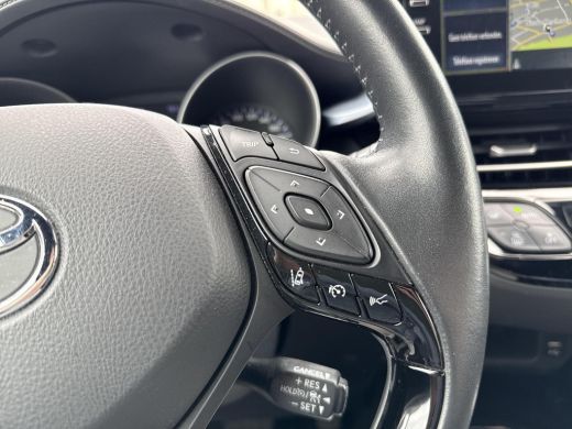 Toyota C-HR 1.8 Hybrid First Edition **NAVIGATIE/ DODEHOEK DETECTIE/ STOELVERWARMING/ GARANTIE** ActivLease financial lease