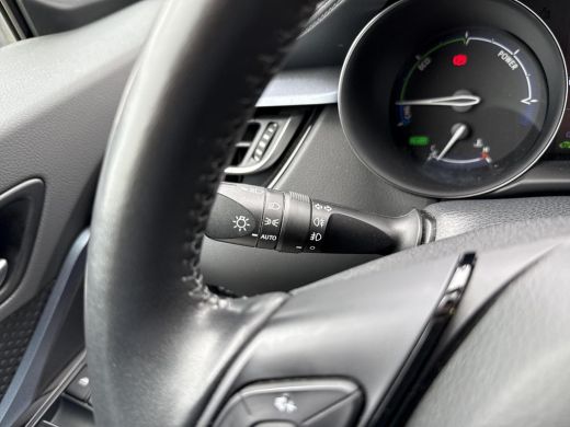 Toyota C-HR 1.8 Hybrid First Edition **NAVIGATIE/ DODEHOEK DETECTIE/ STOELVERWARMING/ GARANTIE** ActivLease financial lease