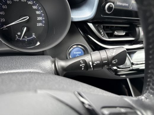 Toyota C-HR 1.8 Hybrid First Edition **NAVIGATIE/ DODEHOEK DETECTIE/ STOELVERWARMING/ GARANTIE** ActivLease financial lease