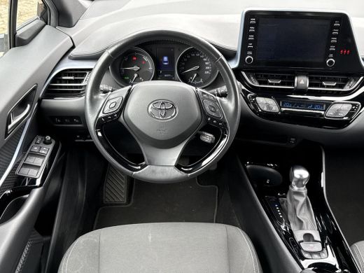 Toyota C-HR 1.8 Hybrid First Edition **NAVIGATIE/ DODEHOEK DETECTIE/ STOELVERWARMING/ GARANTIE** ActivLease financial lease