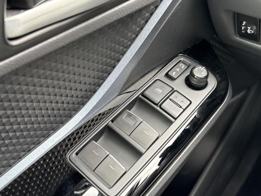 Toyota C-HR 1.8 Hybrid First Edition **NAVIGATIE/ DODEHOEK DETECTIE/ STOELVERWARMING/ GARANTIE** ActivLease financial lease