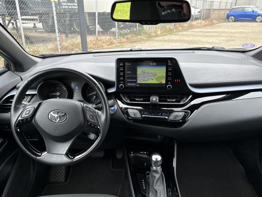 Toyota C-HR 1.8 Hybrid First Edition **NAVIGATIE/ DODEHOEK DETECTIE/ STOELVERWARMING/ GARANTIE** ActivLease financial lease