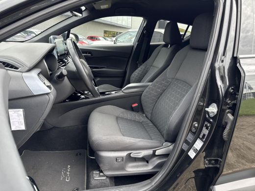 Toyota C-HR 1.8 Hybrid First Edition **NAVIGATIE/ DODEHOEK DETECTIE/ STOELVERWARMING/ GARANTIE** ActivLease financial lease