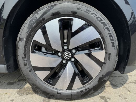 Volkswagen ID. Buzz Cargo Cargo LEASE EDITION **850EU per maand!** 79 kWh 286 PK | Trekhaak | 3 Zits | App Connect | Camera ActivLease financial lease