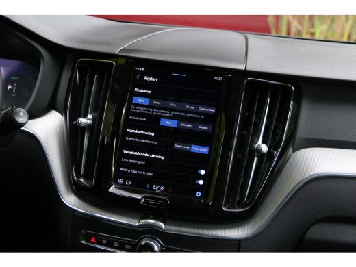 Volvo  XC60 2.0 T6 Plug-in hybrid AWD R-Design | Long Range! | Panoramadak | Memory seat | Keyless | Camera ActivLease financial lease